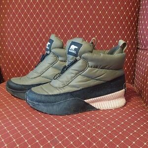 Sorel Women's Black and Olive Boots